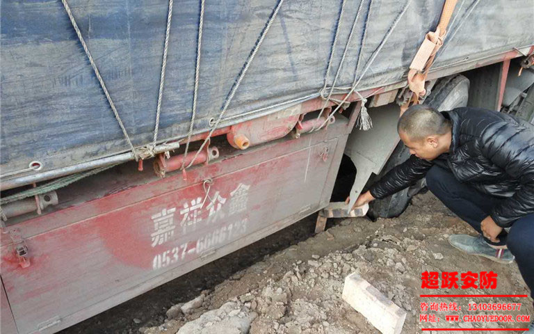 2017年10月24日工地大車陷進(jìn)泥里，工人師傅們齊心協(xié)力***后成功解決問題。